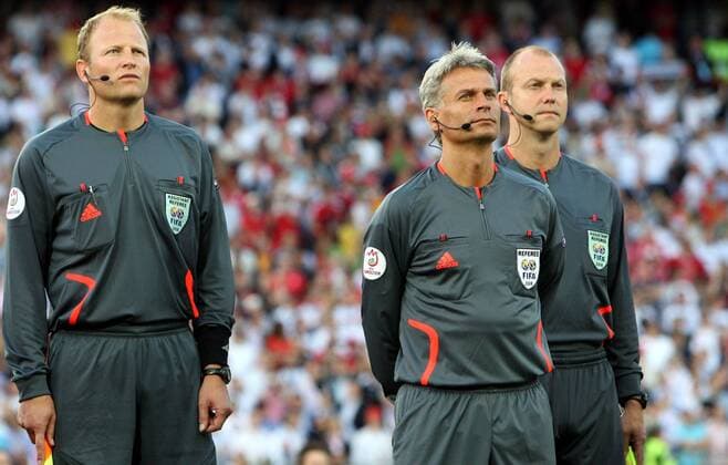 FIFA Schiedsrichter Peter Fröjdfeldt (Mitte) mit seinen Assistenten Henrik Andren (li.) und Stefan Wittberg (alle Schweden) -  Fußball EM Herren Euro 2008, Länderspiel, Nationalteam, Viertelfinale Gruppe Basel