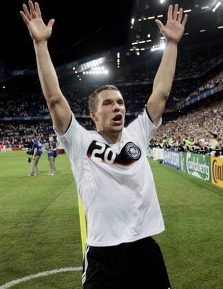 Lukas Podolski (Deutschland) - Schlußjubel Fußball Länderspiel Herren EURO 2008, EM, Nationalteam, Nationaltrikot, Einzelbild o0 Viertelfinale, Basel Freude,
