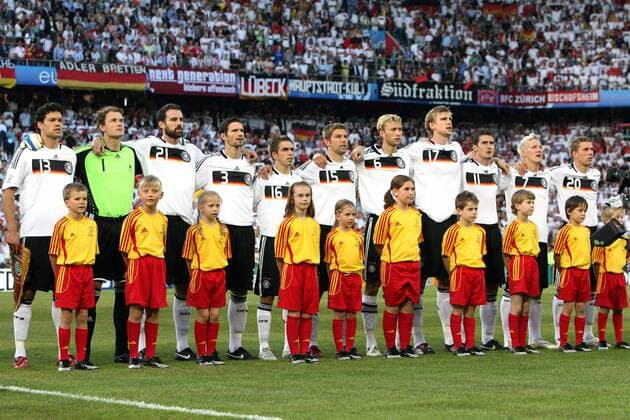 Hymne Deutschland, v. li.: Michael Ballack, Torwart Jens Lehmann, Christoph Metzelder, Arne Friedrich, Philipp Lahm, Thomas Hitzlsperger, Simon Rolfes, Per Mertesacker, Miroslav Klose, Bastian Schweinsteiger, Lukas Podolski -  Fußball EM Herren Euro 2008, Länderspiel, Nationalteam, Nationaltrikot, Viertelfinale Gruppe Basel