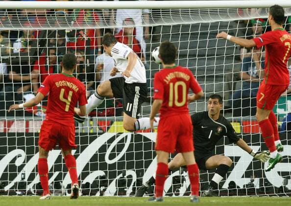 Miroslav Klose (Deutschland) erzielt das 2:0 gegen Torwart Ricardo (Portugal) Fußball EM Herren Euro 2008, Länderspiel, Viertelfinale, Nationalteam, Nationaltrikot, Deutschland - Portugal 3:2 Gruppe Basel Dynamik,