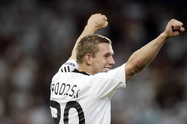 Lukas Podolski (Deutschland) - Schlußjubel Fußball Länderspiel Herren EURO 2008, EM, Nationalteam, Nationaltrikot, Einzelbild o0 Viertelfinale, Basel Freude,
