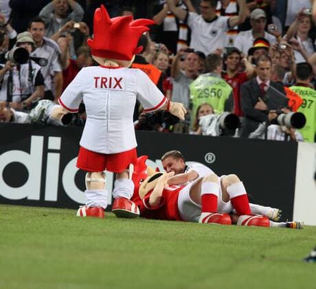 Lukas Podolski (Deutschland, hi.) feiert mit den Euro Maskottchen Trix und Flix den Halbfinaleinzug Fußball EM Herren Euro 2008, Länderspiel, Viertelfinale, Nationalmannschaft, Nationaltrikot, Gruppe Basel Freude,