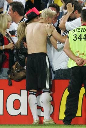 Bastian Schweinsteiger (Deutschland) - Schlußjubel mit Freundin Sarah Brandner Fußball Länderspiel Herren EURO 2008, EM, Nationalteam, Gruppe o0 Viertelfinale, Basel Sinnlichkeit,