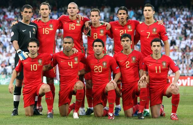 Mannschaftsfoto Portugal, hi. v. li.: Torwart Ricardo, Ricardo Carvalho, Pepe, Petit, Nuno Gomes, Cristiano Ronaldo, vorn: Deco, Jose Bosingwa, Deco, Paulo Ferreira, Simao -  Fußball EM Herren Euro 2008, Länderspiel, Nationalteam, Nationaltrikot, Viertelfinale, Totale Basel