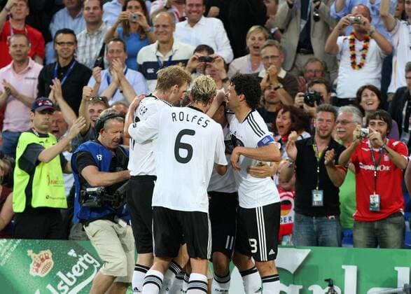 Torjubel Deutschland, v.li.: Per Mertesacker, Simon Rolfes und Michael Ballack Fußball EM Herren Euro 2008, Länderspiel, Viertelfinale, Nationalmannschaft, Nationaltrikot, Gruppe Basel Freude,