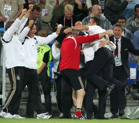 Co Trainer Hans Dieter Flick (2.v.re.) und Mannschaftsarzt Dr. Hans Wilhelm Müller Wohlfahrt (beide Deutschland, 2.v.li.) - Schlußjubel Fußball Länderspiel Herren EURO 2008, EM, Nationalteam, Gruppe o0 Viertelfinale, Basel Freude, Begeisterung,