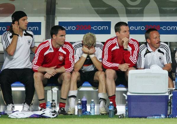 Anspannung auf der deutschen Ersatzbank, v.li.: Torsten Frings, Fitnesstrainer Chad Forsythe, Bastian Schweinsteiger und Fitnesstrainer Oliver Schmidtlein Fußball Länderspiel Herren EURO 2008, EM, Nationalteam, Gruppe o0 Viertelfinale, Basel Spannung,