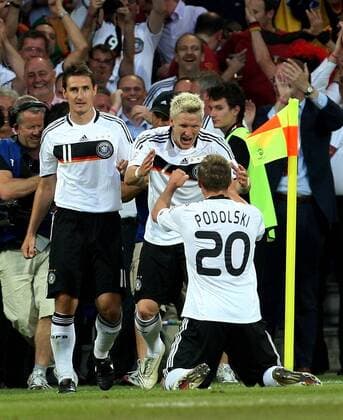 Torjubel Deutschland, v.li.: Miroslav Klose, Bastian Schweinsteiger und Lukas Podolski Fußball EM Herren Euro 2008, Länderspiel, Viertelfinale, Nationalmannschaft, Nationaltrikot, Gruppe Basel Freude, Begeisterung,