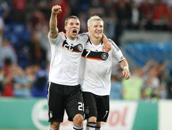 Lukas Podolski (li.) und Bastian Schweinsteiger (beide Deutschland) - Torjubel Fußball EM Herren Euro 2008, Länderspiel, Nationalteam, Nationaltrikot, Viertelfinale, Vdig Gruppe Basel Begeisterung, Freude,