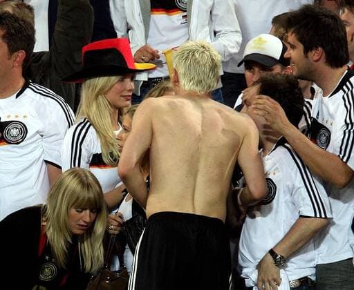 Bastian Schweinsteiger (Deutschland) - Schlussjubel mit Freundin Sarah Brandner Fußball EM Herren EURO 2008, Länderspiel, Nationalmannschaft, Viertelfinale, Gruppe Basel