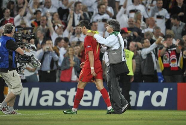 Cristiano Ronaldo (Portugal, Mitte) - enttäuschter Abgang nach dem Aus bei der Euro 2008 Fußball EM Herren Euro 2008, Länderspiel, Nationalteam, Viertelfinale, Nationaltrikot, Vdig Gruppe Basel Enttäuschung,