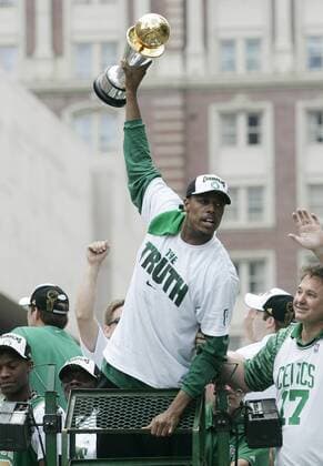 The Truth - Paul Pierce (Boston Celtics) präsentiert die MVP Trophy für den besten Spieler der NBA Finals -  (BOS20080619013) Basketball Herren NBA 2007 2008, Playoff, Playoffs, Play Off, Offs, Finale, Einzelbild Boston Freude,