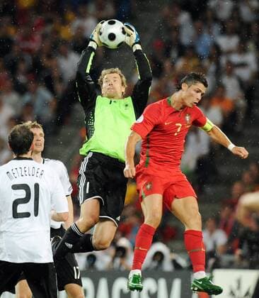 Torwart Jens Lehmann (Deutschland, li.) gegen Cristiano Ronaldo (Portugal) - Fußball EM Herren EURO 2008, Länderspiel, Nationalmannschaft, Nationaltrikot, Viertelfinale Portugal - Deutschland 2:3 Gruppe Basel Dynamik,