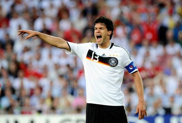 Michael Ballack (Deutschland) gibt Anweisungen - Fußball EM Herren EURO 2008, Länderspiel, Nationalmannschaft, Nationaltrikot, Viertelfinale Einzelbild Basel