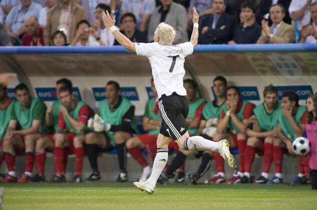 Bastian Schweinsteiger (Deutschland) jubelt vor der portugiesischen Ersatzbank Fußball EM Herren Euro 2008, Länderspiel, Nationalteam, Viertelfinale, Nationaltrikot, Portugal - Deutschland 2:3 Gruppe Basel Freude,