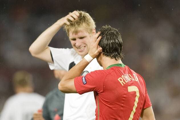 Cristiano Ronaldo (Portugal, re.) und Per Mertesacker (Deutschland) haben nach einem Zusammenstoß gleichzeitig Kopfschmerzen Fußball EM Herren Euro 2008, Länderspiel, Nationalteam, Viertelfinale, Nationaltrikot, Portugal - Deutschland 2:3 Gruppe Basel