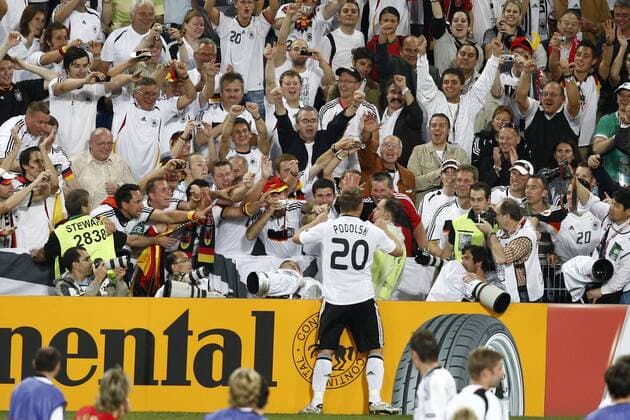 Lukas Podolski (Deutschland) jubelt mit den Fans Fußball EM Herren Euro 2008, Länderspiel, Nationalteam, Nationaltrikot Totale Basel Freude, Begeisterung,