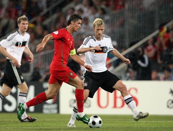 Cristiano Ronaldo (Portugal, li.) gegen Simon Rolfes (Deutschland) Fußball EM Herren Euro 2008, Länderspiel, Viertelfinale, Nationalteam, Nationaltrikot, Portugal - Deutschland 2:3 Gruppe Basel Dynamik,