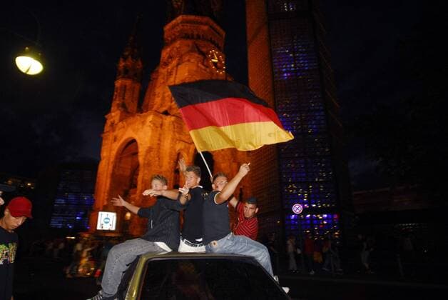 Deutsche Fans feiern den EURO Halbfinaleinzug in der Berliner Innenstadt vor der Gedächtniskirche Fußball EM Herren EURO 2008, Länderspiel Nationalmannschaft Viertelfinale Gruppe Berlin Freude, Begeisterung,