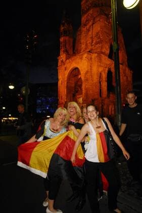 Deutsche Fans feiern den EURO Halbfinaleinzug in der Berliner Innenstadt vor der Gedächtniskirche Fußball EM Herren EURO 2008, Länderspiel Nationalmannschaft Viertelfinale Gruppe Berlin Begeisterung, Freude,