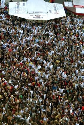 Deutsche Fans während des EURO Public Viewings auf dem Offenburger Marktplatz Fußball EM Herren EURO 2008, Länderspiel Nationalmannschaft Viertelfinale Totale Offenburg Masse,