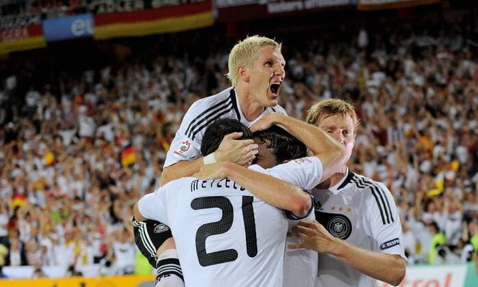 Torjubel Deutschland, u.a. Bastian Schweinsteiger (obenauf) Fußball EM Herren Euro 2008, Länderspiel, Nationalteam, Nationaltrikot, Viertelfinale Gruppe Basel Freude, Begeisterung,