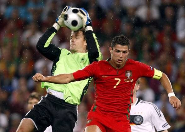 Torwart Jens Lehmann (Deutschland, li.) gegen Cristiano Ronaldo (Portugal) -  - NOxONLINExUSE Fußball EM Herren Euro 2008, Länderspiel, Nationalteam, Nationaltrikot, Viertelfinale, Portugal - Deutschland 2:3 Gruppe Basel Dynamik, Kampf,