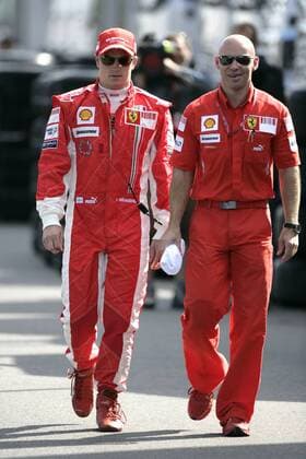 Kimi Räikkönen (Finnland, li.) mit Physiotherapeut Mark Arnall (England beide Ferrari) Motorsport Grand Prix Herren Großer Preis von Frankreich 2008, Formel 1 Weltmeisterschaft, F1, F, GP, WM, Training Gruppe Magny Cours