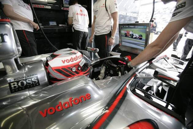 Heikki Kovalainen (Finnland McLaren Mercedes) steht mit seinem Boliden in der Garage und schaut sich das Training auf einem Monitor an Motorsport Grand Prix Herren Großer Preis von Frankreich 2008, Formel 1 Weltmeisterschaft, F1, F, GP, WM, Training Gruppe Magny Cours