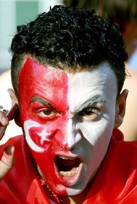Türkischer Fan mit Gesichtsbemalung in Landesfarben -  Fußball EM Herren Euro 2008, Länderspiel, Nationalmannschaft Porträt Wien