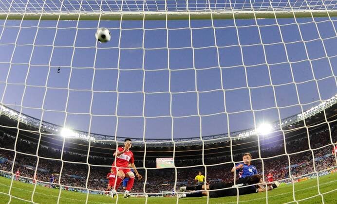 Ivica Olic (Kroatien, hi. re.) trifft nur die Latte des türkischen Tores - Fußball EM Herren Euro 2008, Länderspiel, Nationalteam, Nationaltrikot, Viertelfinale, Kroatien - Türkei 2:4 n.E. Totale Wien Dynamik,