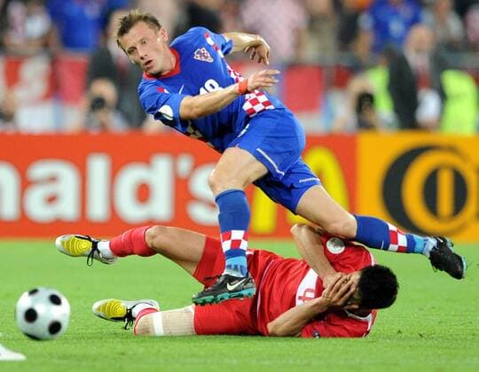 Ivica Olic (Kroatien, re.) gegen Gökhan Zan (Türkei) - Fußball EM Herren Euro 2008, Länderspiel, Nationalteam, Nationaltrikot, Viertelfinale, Kroatien - Türkei 2:4 n.E. Gruppe Wien Dynamik, Kampf,