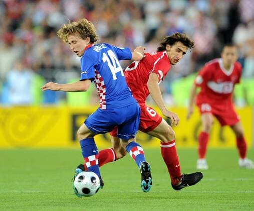 Luka Modric (Kroatien, li.) gegen Mehmet Topal (Türkei) - Fußball EM Herren Euro 2008, Länderspiel, Nationalteam, Nationaltrikot, Viertelfinale, Kroatien - Türkei 2:4 n.E. Gruppe Wien Dynamik,