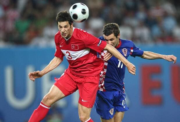 Hakan Balta (Türkei, li.) gegen Darijo Srna (Kroatien) - Fußball EM Herren Euro 2008, Länderspiel, Nationalteam, Nationaltrikot, Viertelfinale, Kroatien - Türkei 2:4 n.E. Gruppe Wien Dynamik, Kampf,