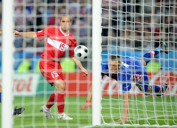Ivica Olic (Kroatien) mit einer Torchance, li. Emre Asik (Türkei) Fußball EM Herren Euro 2008, Länderspiel, Nationalteam, Nationaltrikot, Viertelfinale, Kroatien - Türkei 2:4 n.E. Gruppe Wien