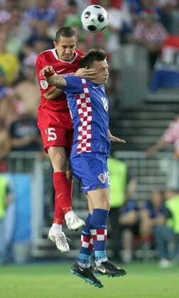 Emre Asik (Türkei, li.) gegen Ivica Olic (Kroatien) -  (080620MBI033) Fußball EM Herren Euro 2008, Länderspiel, Nationalteam, Nationaltrikot, Viertelfinale, Kroatien - Türkei 2:4 n.E. Gruppe Wien Dynamik, Kampf,