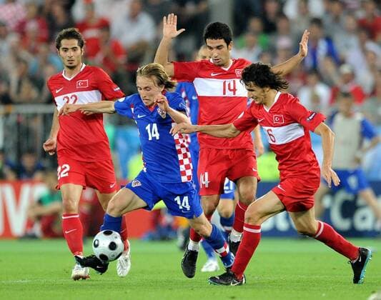 Luka Modric (Kroatien, 2.v.li.) gegen Arda Turan (2.v.re), Mehmet Topal (re.) und Hamit Altintop (alle Türkei) - Fußball EM Herren EURO 2008, Länderspiel Nationalmannschaft, Nationaltrikot Viertelfinale, Kroatien - Türkei 2:4 n.E. Gruppe Wien Dynamik,