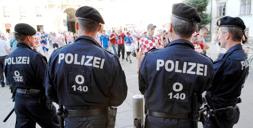Polizisten beobachten kroatische Fans -  Fußball EM Herren Euro 2008, Länderspiel, Nationalteam, Viertelfinale Gruppe Wien