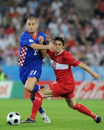 Mladen Petric (Kroatien, li.) gegen Ugur Boral (Türkei) - Fußball EM Herren EURO 2008, Länderspiel Nationalmannschaft, Nationaltrikot Viertelfinale, Kroatien - Türkei 2:4 n.E. Gruppe Wien Dynamik,