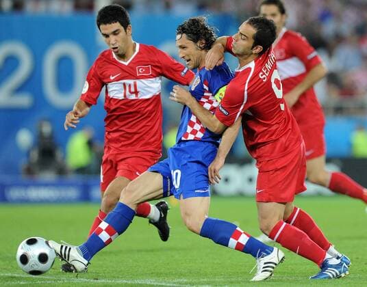 Niko Kovac (Kroatien, Mitte) gegen Arda Turan (li.) und Semih Sentürk (beide Türkei) - Fußball EM Herren EURO 2008, Länderspiel Nationalmannschaft, Nationaltrikot Viertelfinale, Kroatien - Türkei 2:4 n.E. Gruppe Wien Dynamik,