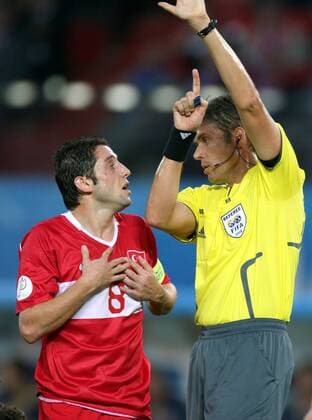 Nihat Kahveci (Türkei) und FIFA Schiedsrichter Roberto Rosetti (Italien) -  Fußball EM Herren Euro 2008, Länderspiel, Nationalteam, Nationaltrikot, Viertelfinale Gruppe Wien Spannung, Skepsis, Enttäuschung,