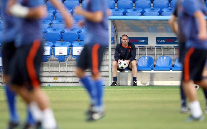 Nationaltrainer Marco van Basten (Niederlande, hi.) auf der Bank -  Fußball EM Herren Euro 2008, Nationalteam, Training Totale Basel