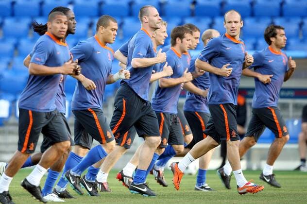 Lauftraining Niederlande, u.a. Arjen Robben (vorn re.) und Andre Ooijer (Mitte)-  Fußball EM Herren Euro 2008, Nationalteam, Training Gruppe Basel