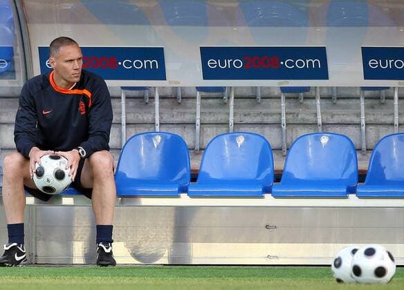 Nationaltrainer Marco van Basten (Niederlande) auf der Bank bei der Euro 2008 -  Fußball EM Herren Euro 2008, Nationalteam, Training Einzelbild Basel Nachdenklichkeit,