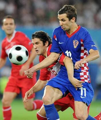 Ugur Boral (Türkei, li.) gegen Darijo Srna (Kroatien) - Fußball EM Herren EURO 2008, Länderspiel Nationalmannschaft, Nationaltrikot Viertelfinale, Kroatien - Türkei 2:4 n.E. Gruppe Wien Dynamik, Kampf,
