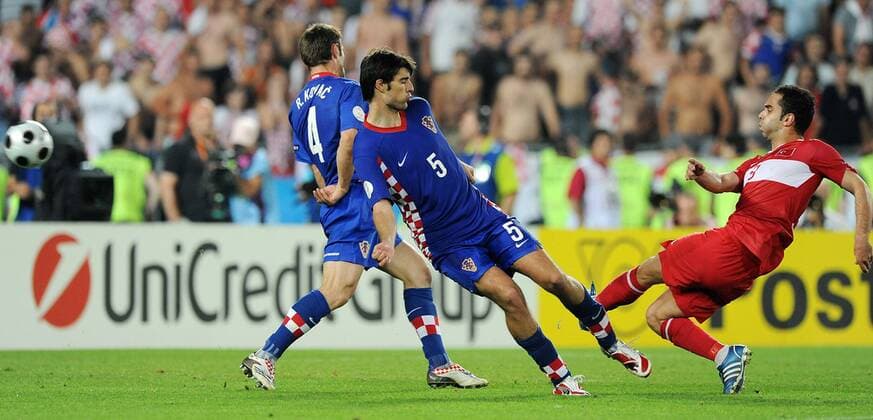 Semih Sentürk (Türkei, re.) erzielt das 1:1 gegen Vedran Corluka (Mitte) und Robert Kovac (beide Kroatien) - Fußball EM Herren Euro 2008, Länderspiel, Nationalmannschaft, Kroatien - Türkei 2:4 n.E. Gruppe Wien Dynamik,