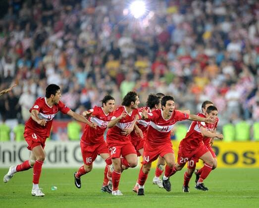 Schlussjubel Türkei nach dem Elfmeterschießen, vorn.: Arda Turan - Fußball EM Herren Euro 2008, Länderspiel, Nationalteam, Nationaltrikot, Viertelfinale Gruppe Wien Begeisterung, Freude,