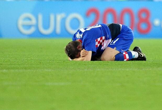 Ivan Klasnic (Kroatien) verzweifelt nach der Niederlage im Viertelfinale - Fußball EM Herren Euro 2008, Länderspiel, Nationalteam, Nationaltrikot, Viertelfinale Einzelbild Wien Enttäuschung, Verzweiflung,