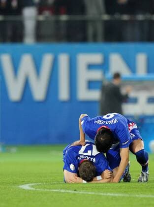 Ivan Klasnic (li.) und Ognjen Vukojevic (beide Kroatien) enttäuscht nach der Niederlage im Viertelfinale - Fußball EM Herren Euro 2008, Länderspiel, Nationalteam, Nationaltrikot, Viertelfinale Gruppe Wien Enttäuschung, Verzweiflung,