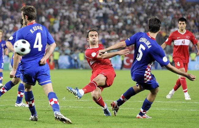 Semih Sentürk (Türkei) trifft zum 1:1 Ausgleich Fußball EM Herren Euro 2008, Länderspiel, Nationalteam, Nationaltrikot, Viertelfinale, Kroatien - Türkei 2:4 n.E. Gruppe Wien Dynamik,